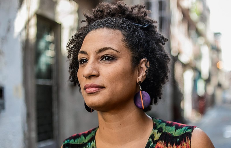 Justiça manda soltar mulher do acusado da morte de Marielle Franco