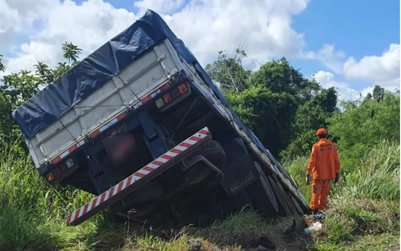 Motociclista morre em acidente entre caminhão e carreta em Eunápolis