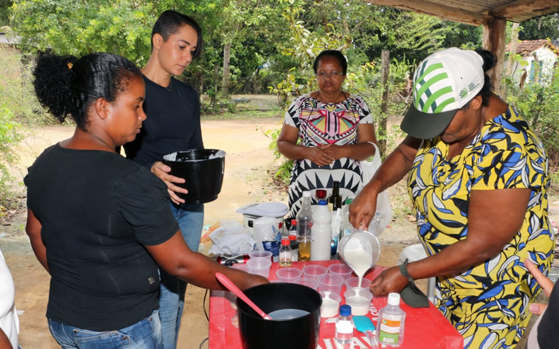 Prefeitura de Eunápolis promove curso sobre beneficiamento do mel para mulheres do campo