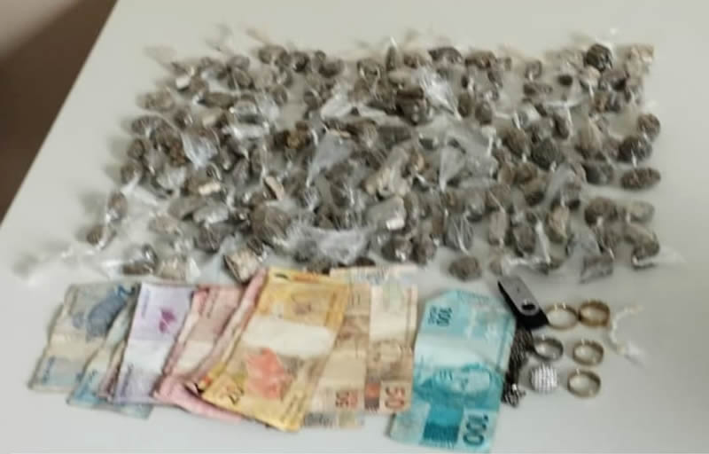 Polícia fecha “boca de fumo” que funcionava em barraco e apreende dinheiro e drogas em Itabatã