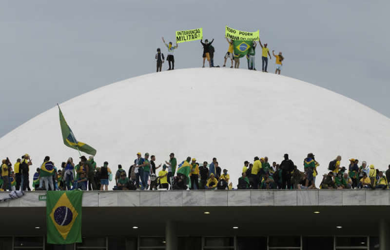 Lula destitui diretores da EBC após emissora chamar vândalo de manifestante