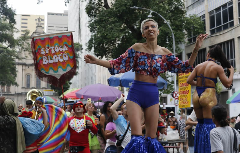 Carnaval 2023: festa deve movimentar R$ 8,18 bi na economia