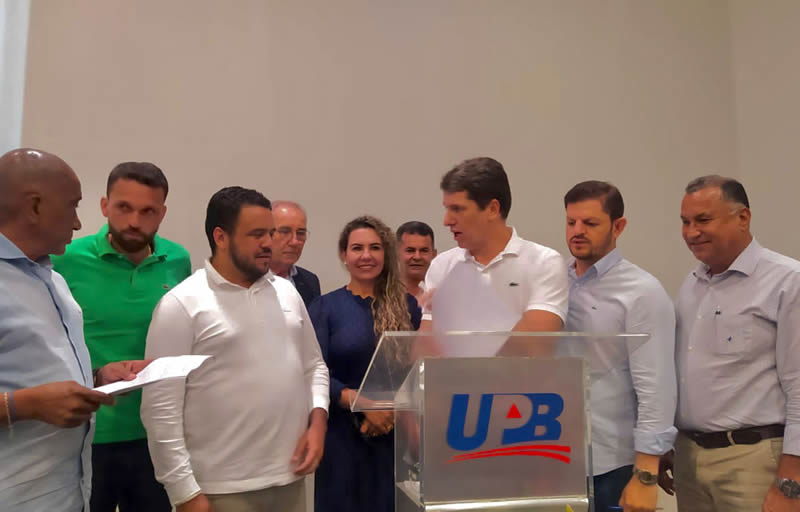 Córdélia Torres representa Eunápolis em reunião de prefeitos na UPB para discutir melhorias na educação