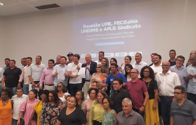 Córdélia Torres representa Eunápolis em reunião de prefeitos na UPB para discutir melhorias na educação