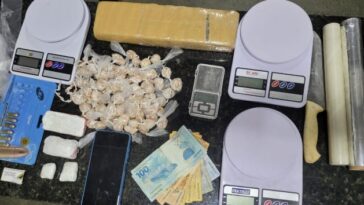 Polícia Militar prende três pessoas e apreende grande quantidade de cocaína, crack e maconha em Itamaraju