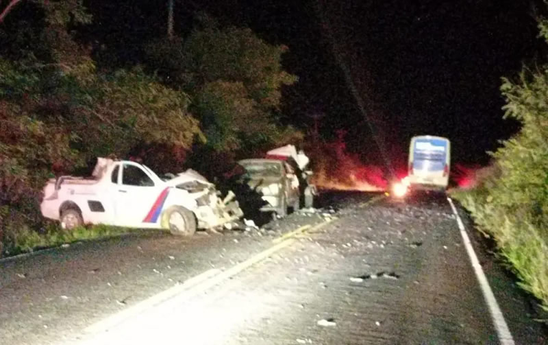 Motorista e passageiros de ambulância, morrem após colisão em ônibus e carro de passeio no interior da Bahia