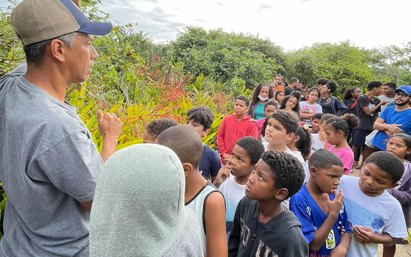 Mucuri encerra Semana do Meio Ambiente com aula e ação de campo envolvendo alunos da Golfinho