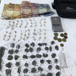 Suspeito é preso com drogas, balança de precisão e dinheiro em Teixeira de Freitas