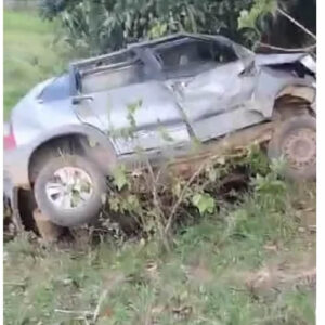 Idosa morre após carro de taxista perder o freio e cair em ribanceira no interior de Itanhém; assista