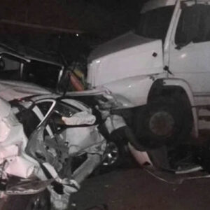 Dois feridos após batida de carreta em dois carros de passeio na BR-101, no município de Fundão-ES