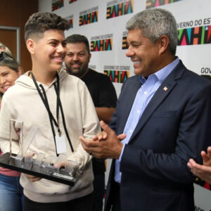 Vencedor do ‘The Voice Brasil Kids’ é recebido pelo governador da Bahia