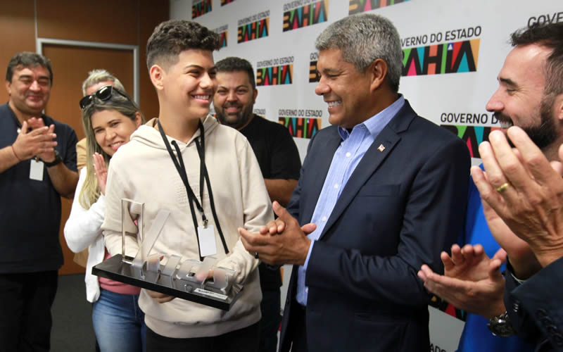 Vencedor do ‘The Voice Brasil Kids’ é recebido pelo governador da Bahia