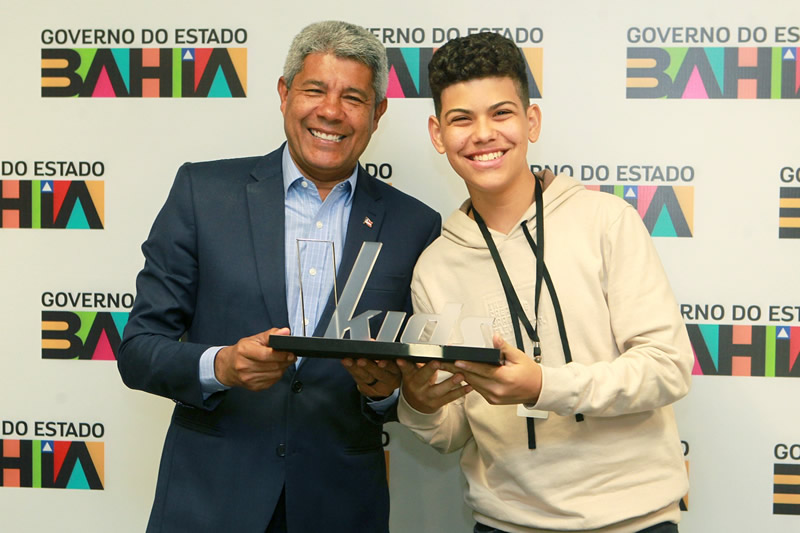 Vencedor do ‘The Voice Brasil Kids’ é recebido pelo governador da Bahia