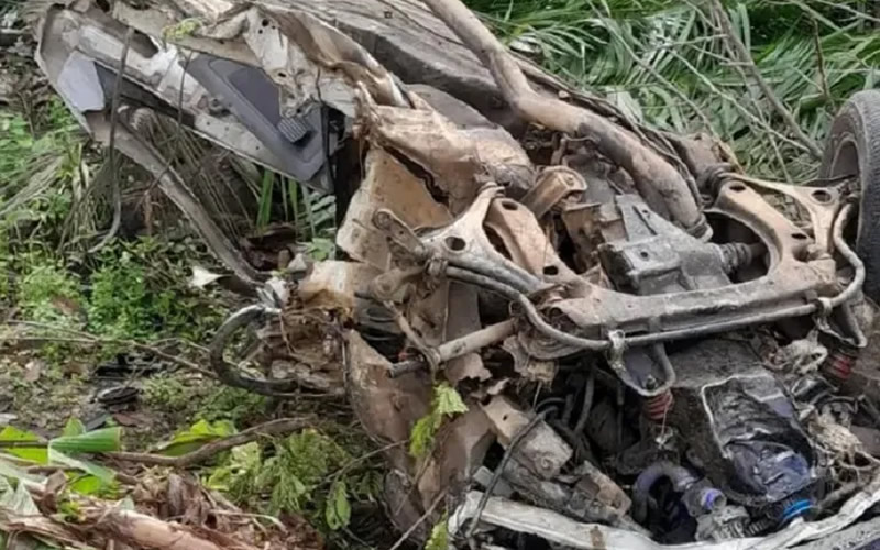 Motorista morre após bater carro em árvore no sul da Bahia; carona ficou ferido