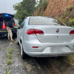 Chuva: Carro sai da pista e PRF de Teixeira de Freitas auxilia pai e filha na BR-101