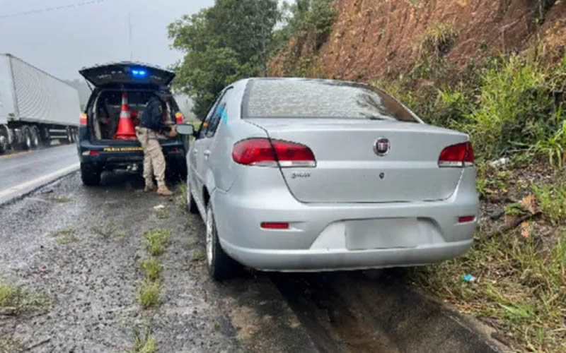 Chuva: Carro sai da pista e PRF de Teixeira de Freitas auxilia pai e filha na BR-101