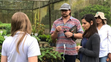 Pesquisador da Oregon University visita a base do Programa Arboretum em Teixeira de Freitas