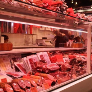 Mulher é presa suspeita de furtar carne e outros produtos em supermercado de Teixeira de Freitas