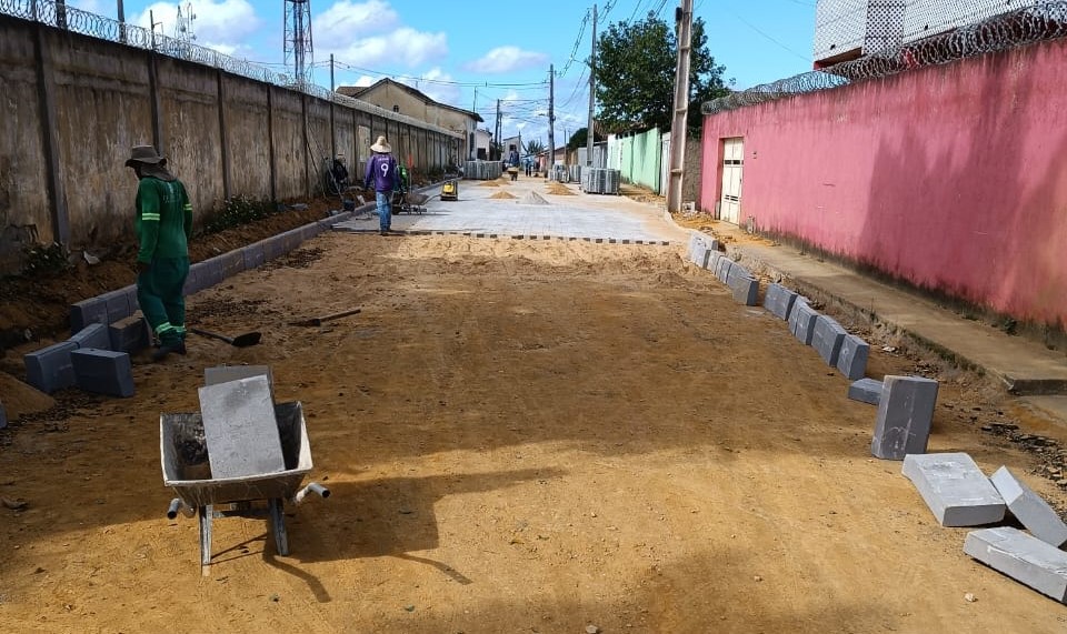 Obras de pavimentação começam transformar a Rua Itacaré no bairro Ana Margarida em Itamaraju