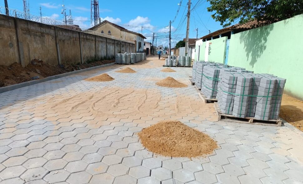 Obras de pavimentação começam transformar a Rua Itacaré no bairro Ana Margarida em Itamaraju