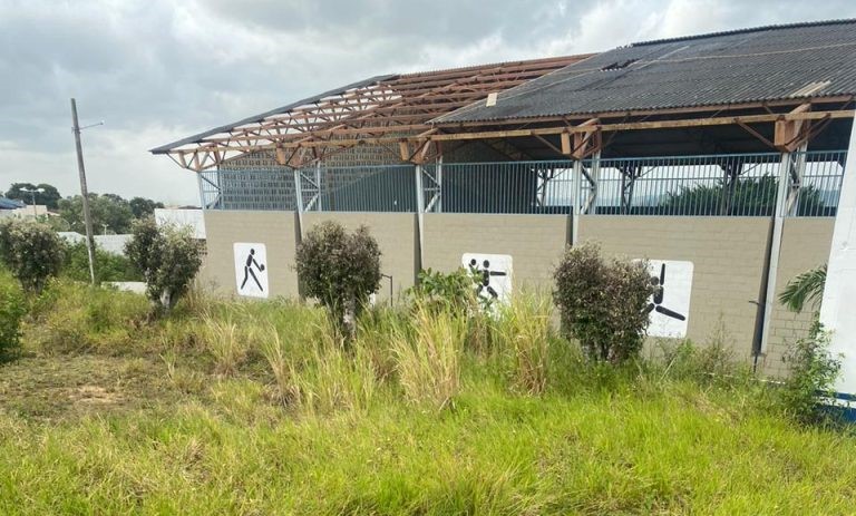 Ginásio de Esportes de Itamaraju entra em ruínas após 2 anos de paralisação da sua reforma pelo Governo do Estado
