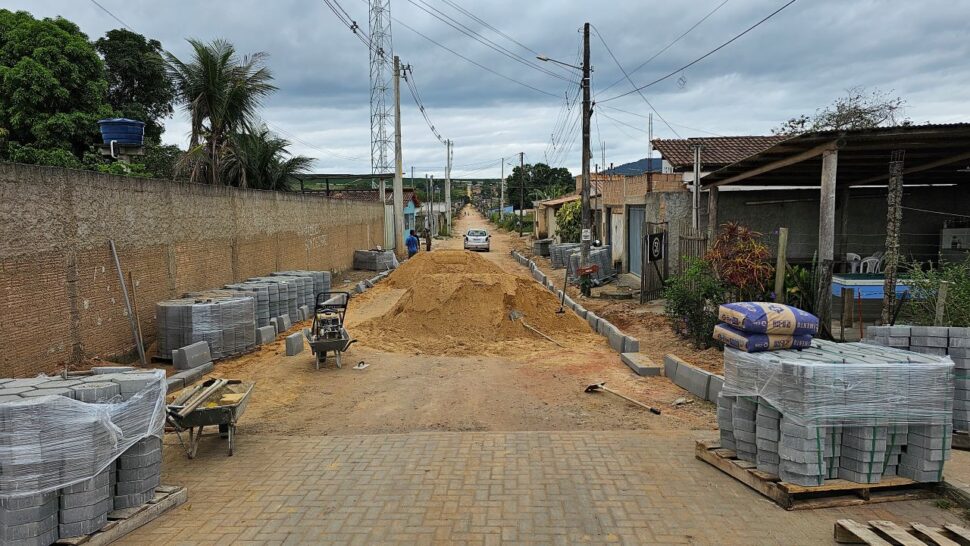 Prefeitura conclui pavimentação da Rua Jaraguá e inicia obras da Avenida Mantiqueira no bairro Itatiaia em Itamaraju