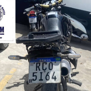 Apreendida moto com adulteração e restrição de furto em Teixeira de Freitas; suspeitos são presos