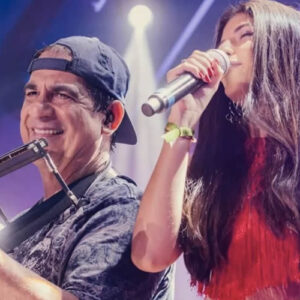 Durval Lelys canta com a filha durante gravação de DVD em Arraial d´Ajuda