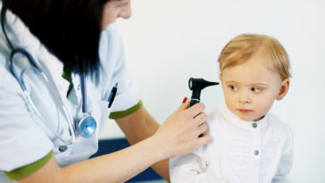 Teste da orelhinha: entenda como é feito e para que serve o exame em recém-nascidos