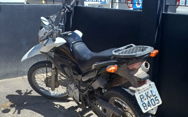 PM recupera moto furtada no dia anterior e homem é preso por prática de direção perigosa em Teixeira de Freitas