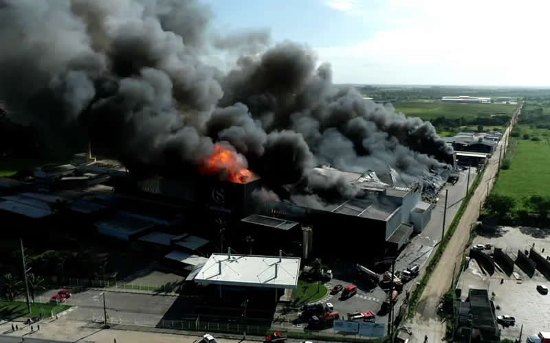 Incêndio de grandes proporções atinge fábrica da Cacau Show em Linhares (ES)