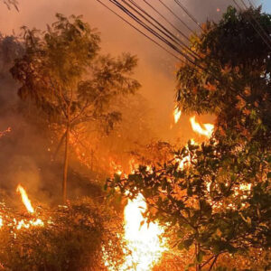 Incêndios ameaçam residências e estabelecimentos comerciais de Mucuri