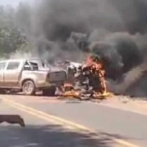 Família de Teixeira de Freitas se envolve em grave acidente no município de Itabela; Duas pessoas morreram e carros pegaram fogo