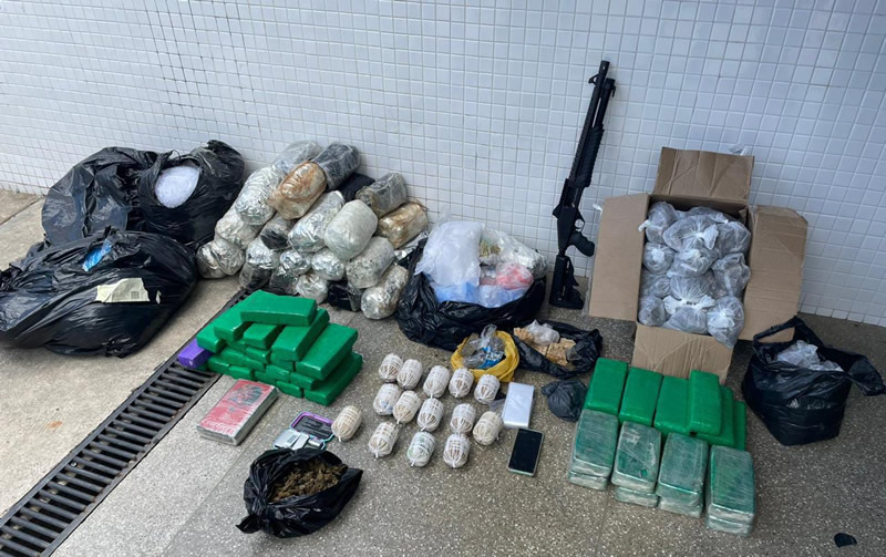 Polícia desmonta base de facção criminosa na Bahia, apreende 37 tabletes de drogas e 14 granadas