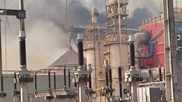 Incêndio atinge Placas do Brasil, empresa de MDF em Pinheiros-ES; assista