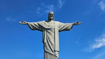 Encantadora estátua do Cristo Redentor, uma das 7 maravilhas do mundo moderno