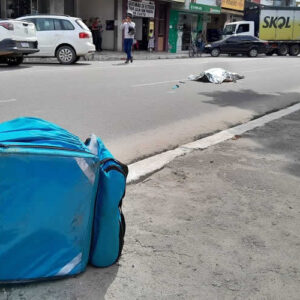 Entregador de lanches morre ao bater em caminhão boiadeiro no centro de Teixeira de Freitas