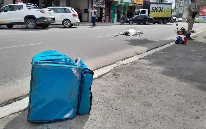 Entregador de lanches morre ao bater em caminhão boiadeiro no centro de Teixeira de Freitas