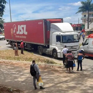 Ciclista fica ferido após tentar atravessar a BR-101 e ser surpreendido por carreta em Teixeira de Freitas