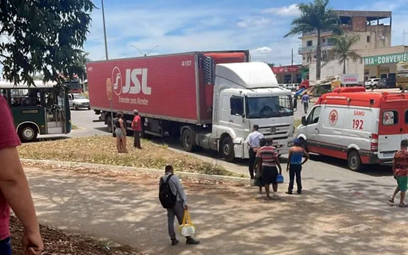 Ciclista fica ferido após tentar atravessar a BR-101 e ser surpreendido por carreta em Teixeira de Freitas