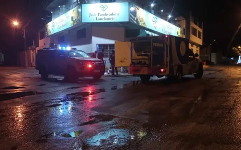 Homem em situação de rua é morto a tiros em Teixeira de Freitas; mulher que estava com ele é atingida e está em estado grave