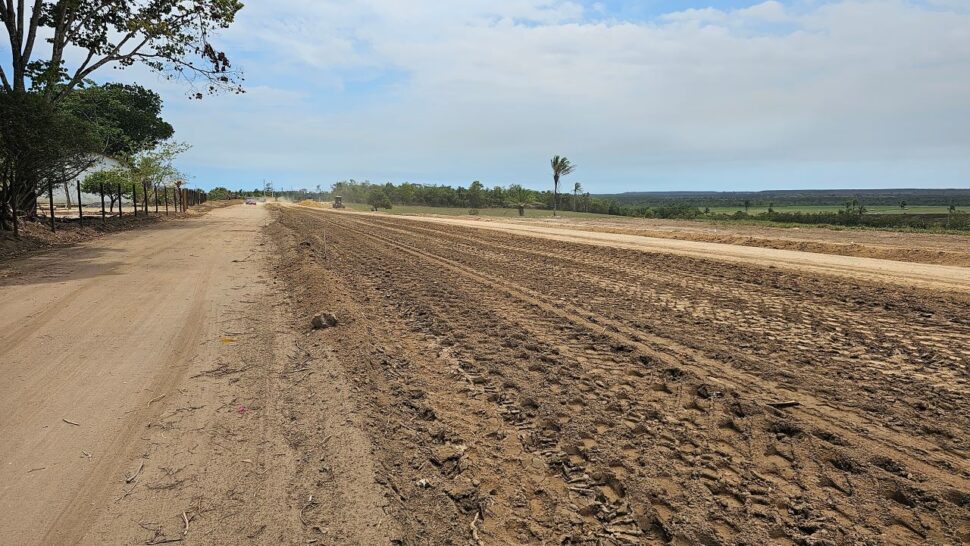 Estado começa as obras do asfalto da BA-001 entre Prado e Cumuruxatiba