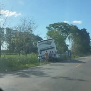 Ônibus da Brasileiro sai da pista após problema mecânico em Medeiros Neto