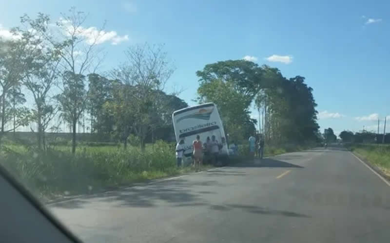 Ônibus da Brasileiro sai da pista após problema mecânico em Medeiros Neto