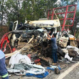 Dois mortos e um ferido após colisão entre caminhão e carreta que transportava eucalipto na BR-101, em Itabela