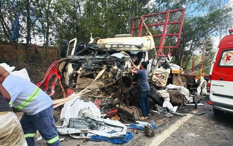 Dois mortos e um ferido após colisão entre caminhão e carreta que transportava eucalipto na BR-101, em Itabela