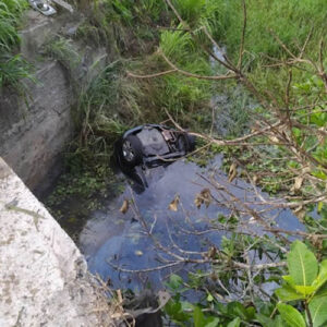 Dois morrem após carro cair de ponte e ficar parcialmente submerso em rio na Bahia