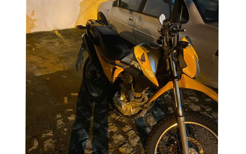 Polícia apreende moto com sinais adulterados e prende condutor por direção perigosa em Teixeira de Freitas