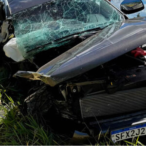 Motorista de carro de luxo morre após colidir com caminhonete na BR-101, entre Itamaraju e Teixeira de Freitas