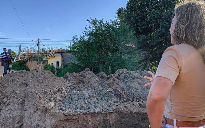 Eunápolis: prefeita Cordélia Torres supervisiona obra no bairro Dinah Borges